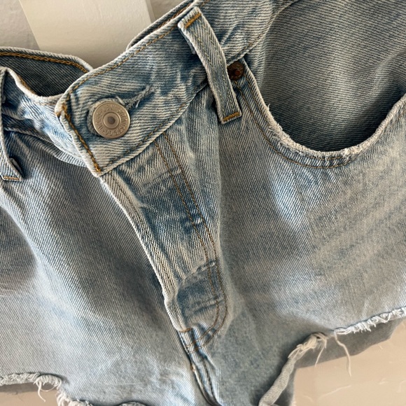 Levi’s cut off denim shorts - Picture 2 of 3